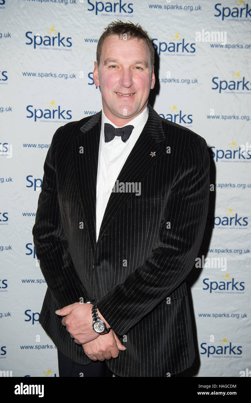 London, UK. 30. November 2016. Sir Matthew Pinsent besucht die Funken Winterball im Camden Roundhouse am 30. November 2016 in London, UK. Bildnachweis: Gary Mitchell/Alamy Live-Nachrichten Stockfoto