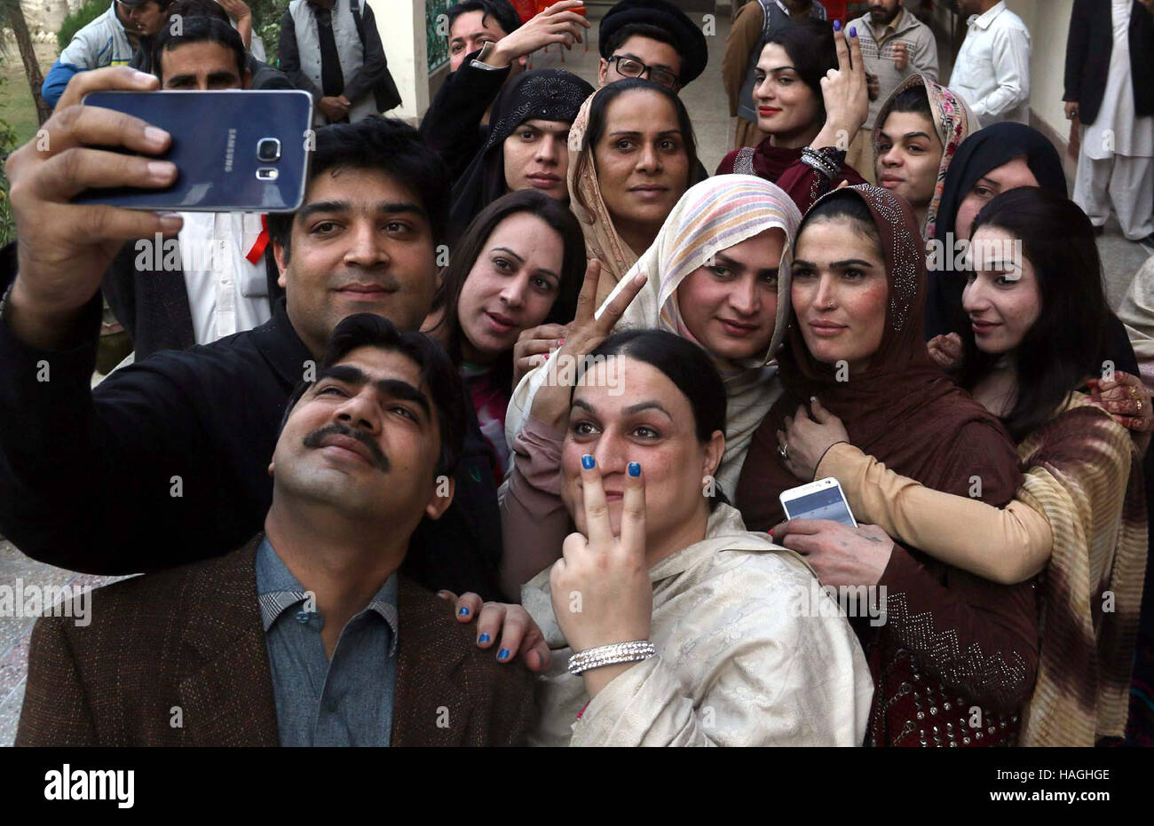 Mitglieder der Zivilgesellschaft und Transgender sind Selfie zusammen bei Bewusstsein Spaziergang im Zusammenhang mit der HIV-Universal-Tag, außerhalb Peshawar Presseclub auf Donnerstag, 1. Dezember 2016 fotografieren. Stockfoto