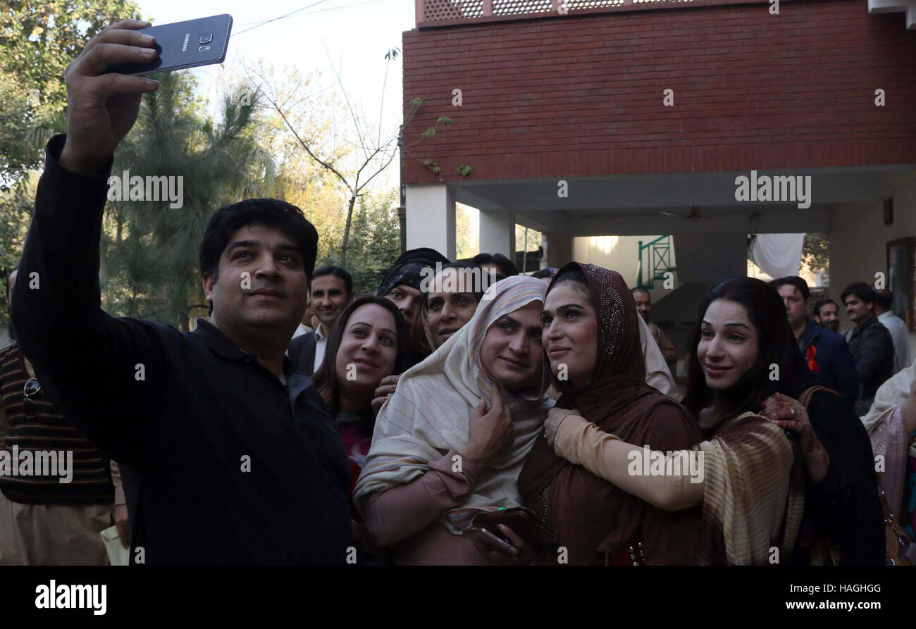 Mitglieder der Zivilgesellschaft und Transgender sind Selfie zusammen bei Bewusstsein Spaziergang im Zusammenhang mit der HIV-Universal-Tag, außerhalb Peshawar Presseclub auf Donnerstag, 1. Dezember 2016 fotografieren. Stockfoto
