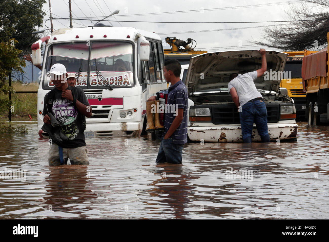 Valencia in Carabobo, Venezuela. 1. Dezember 2016. 1. Dezember 2016 - Valencia, Carabobo, Venezuela - große Überschwemmungen in 5 Gemeinden der Bundesstaat Carabobo, San Diego, Guacara, einschließlich Regen produziert Los Guayos, Puerto Cabello und Valencia. Gibt es unzählige materielle Verluste, die Menge der bisher betroffenen Fahrzeuge wurden nicht quantifizierbar. Es gibt zwei Personen vermisst, In Valencia, Venezuela. Bildnachweis: Juan Carlos Hernandez/ZUMA Draht/Alamy Live-Nachrichten Stockfoto