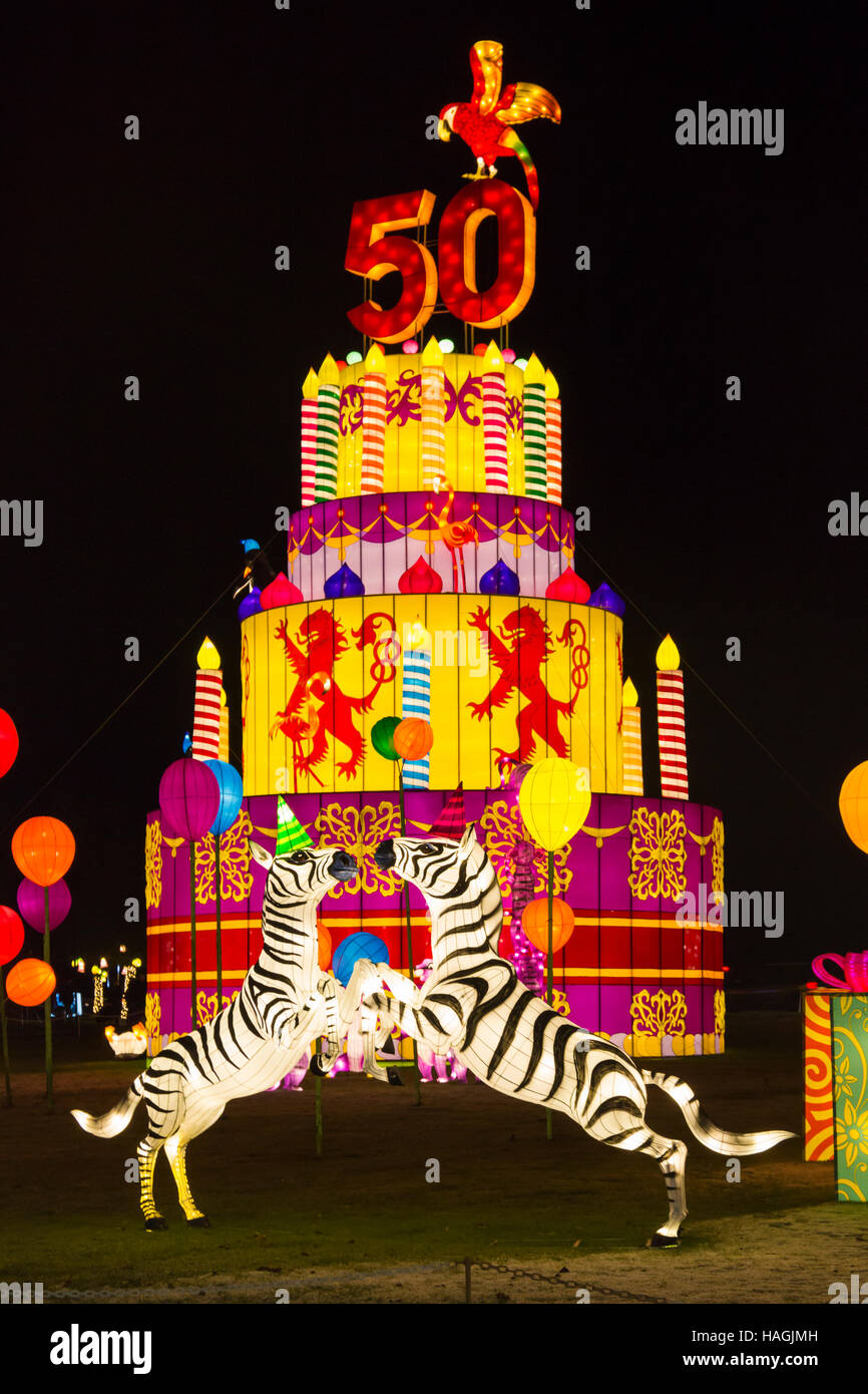 Longleat Festival des Lichts - Longleat, Warminster, Wiltshire, UK. 1. Dezember 2016. Weihnachten Fest des Lichts in Longleat zum 50-jährigen Jubiläum der Safari Park mit dem Thema der Beatrix Potter feiern. Menschenmassen strömen die Lichter auf der bitteren Kälte am Abend zu sehen. 50. Geburtstag Geburtstag Kuchen. Credit: Carolyn Jenkins/Alamy leben Nachrichten Stockfoto