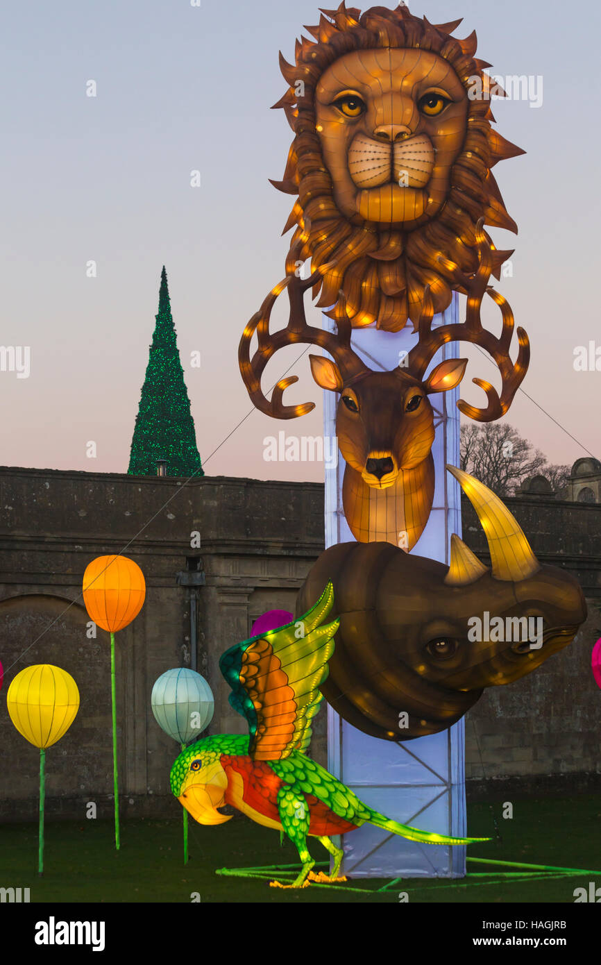 Longleat, Warminster, Wiltshire, UK. 1. Dezember 2016. Christmas Festival of Light in Longleat Safari-Park 50. Jubiläums mit dem Thema der Beatrix Potter. Massen strömen, um an einem bitter kalten Abend das nächtliche Lichtermeer. Bildnachweis: Carolyn Jenkins/Alamy Live-Nachrichten Stockfoto