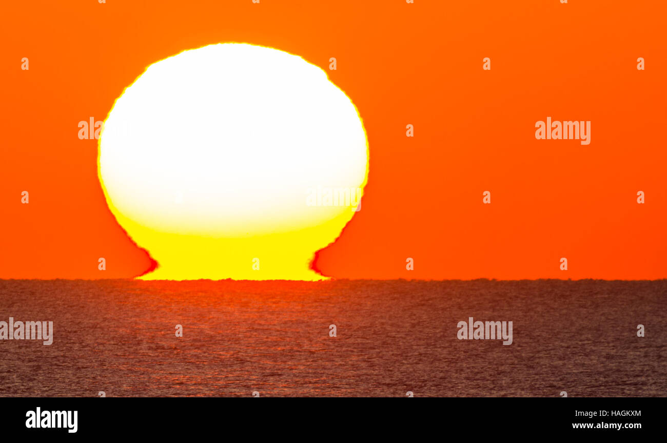 Sonnenuntergang über dem Meer. Sonnenuntergang über dem Meer. Sun Tauchen unter dem Horizont. Stockfoto