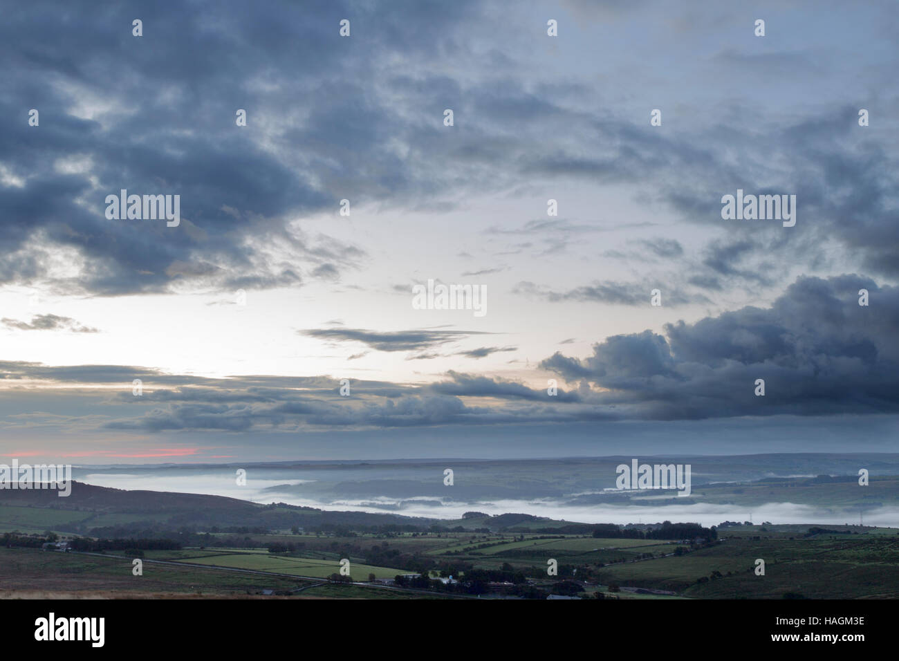 Dawn Nebel über das South Tyne-Tal, gesehen von Winshields Klippen, Hadrianswall, Northumberland, England Stockfoto