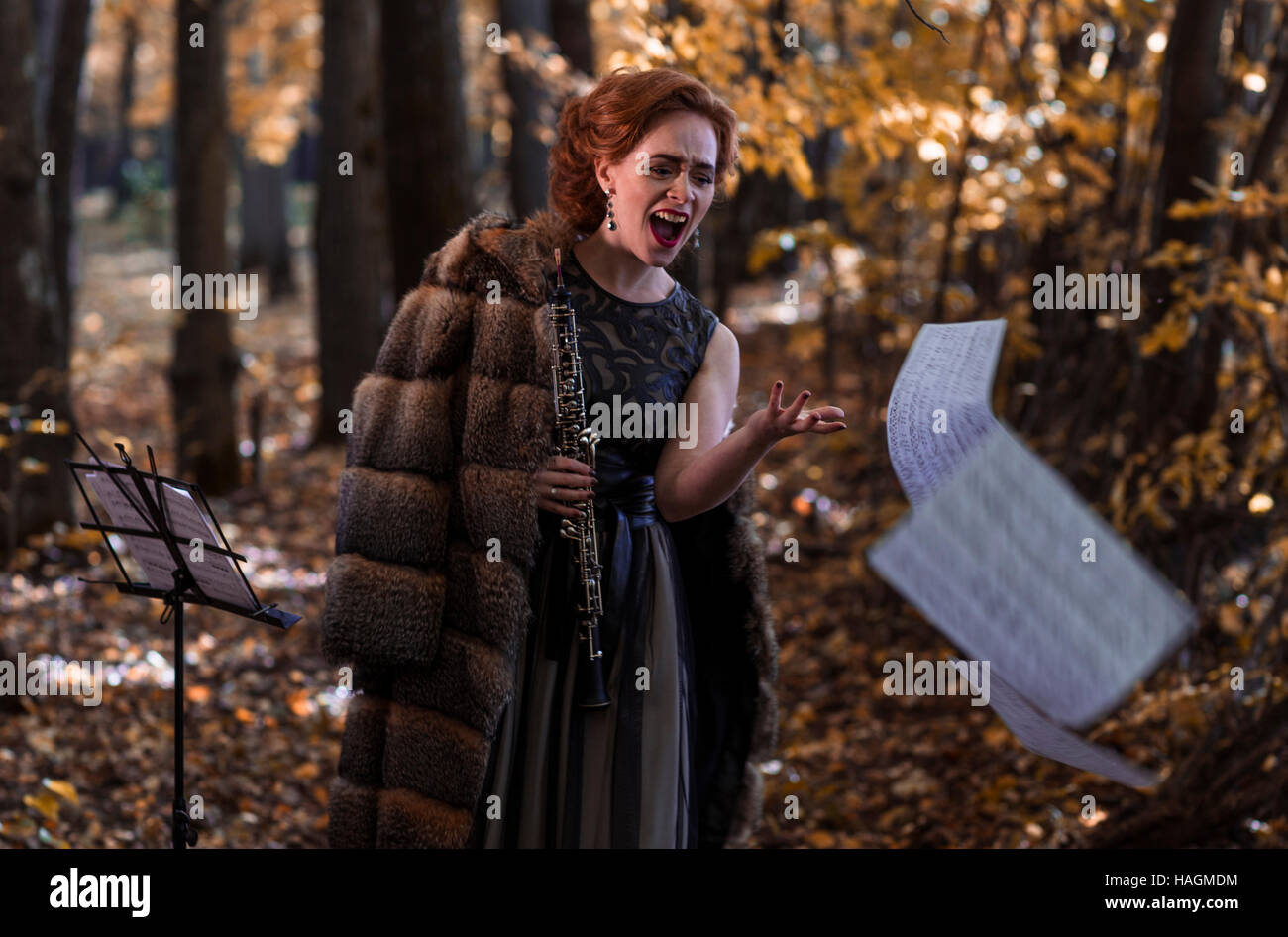 Emotionale Frau wegwerfen die musikalischen Bogen und halten eine Oboe in der hand Stockfoto