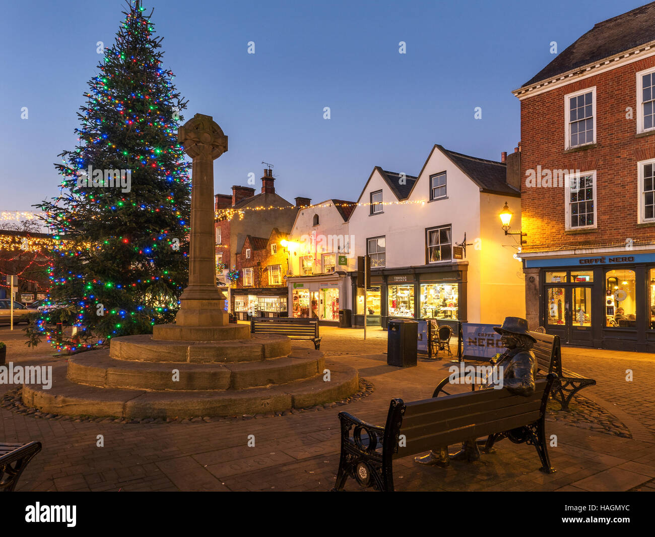 Markt Kreuz und Weihnachtsbaum auf dem Marktplatz bei Knaresborough North Yorkshire England Stockfoto