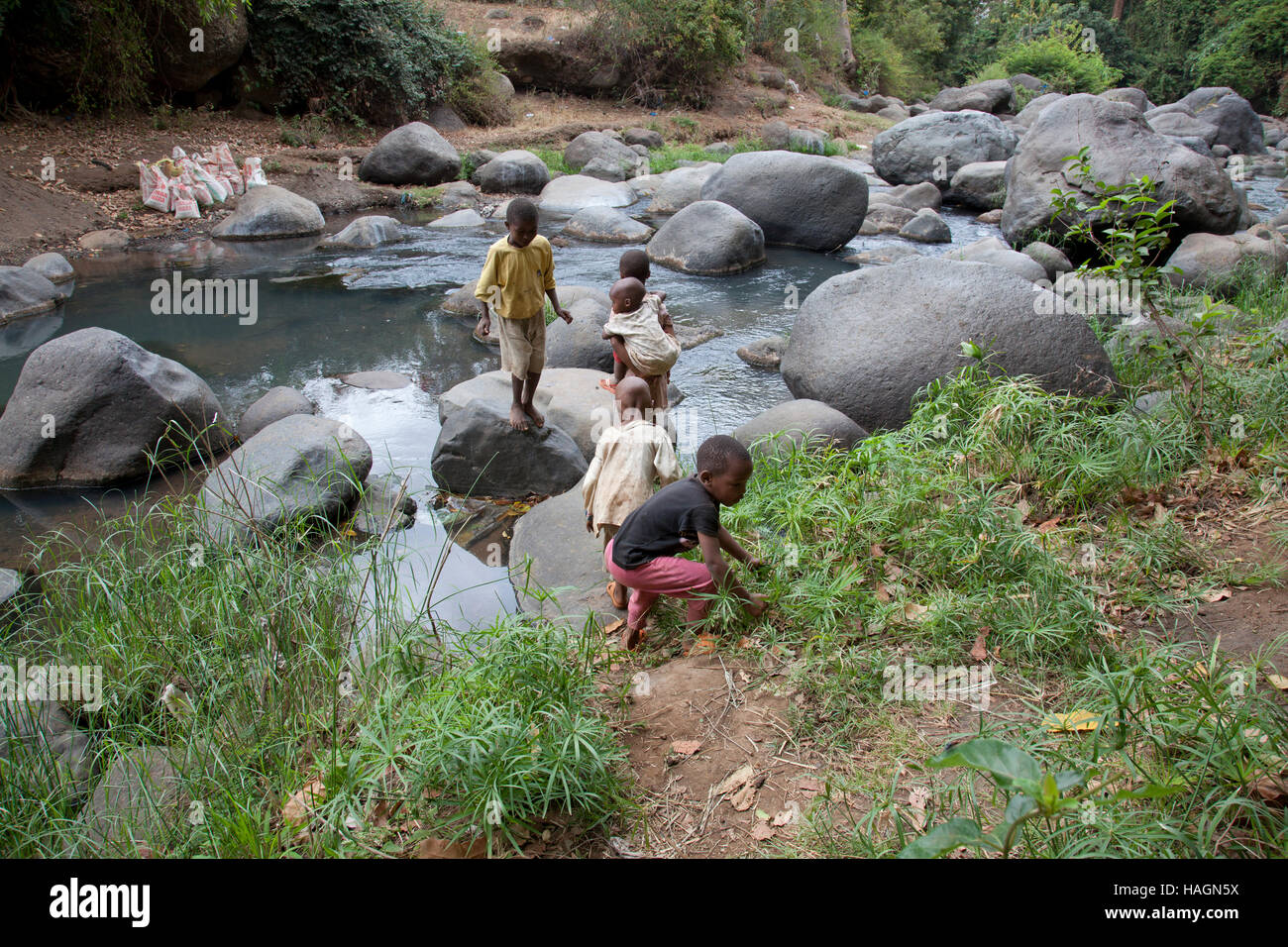 Ländliche Kinder in Tansania, Afrika spielen und Spaß haben Stockfoto