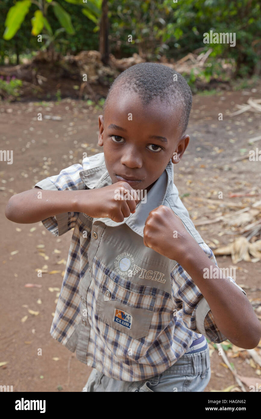 Young African Boy in ländlichen Kinder in Tansania, Afrika bei Spiel und Arbeit, die Spaß Stockfoto