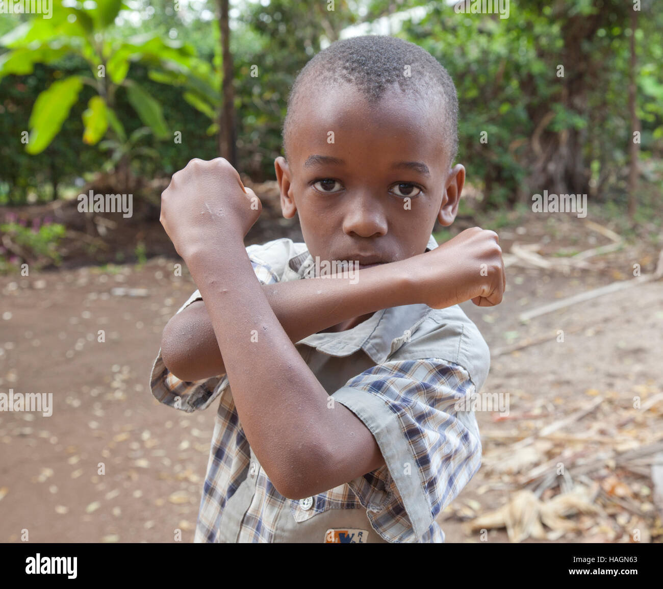 Afrikanischen jungen, 14 Jahre im ländlichen Kinder in Tansania, Afrika spielen und Spaß haben Stockfoto