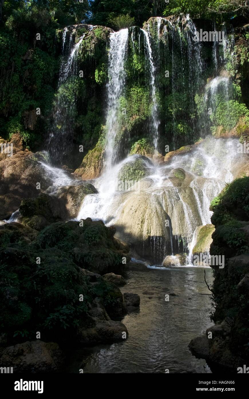 Wasserfälle im El Nicho Bereich der Sierra del Escambray, Kuba. Wege führen durch den Parque Natural Topes de Collantes. Stockfoto