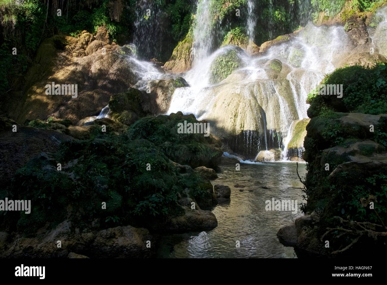 Wasserfälle im El Nicho Bereich der Sierra del Escambray, Kuba. Wege führen durch den Parque Natural Topes de Collantes. Stockfoto