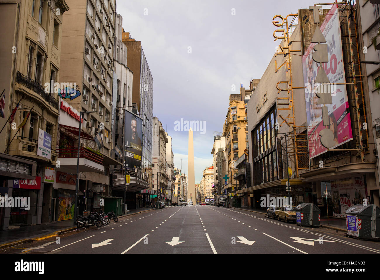 Der Obelisk-Ansicht im frühen Morgen von der Avenida Corrientes. Buenos Aires, Argentinien. Stockfoto Der Obelisk-Ansicht im frühen Morgen von der Avenida Corrientes. Buenos Aires, Argentinien. Stockfoto
