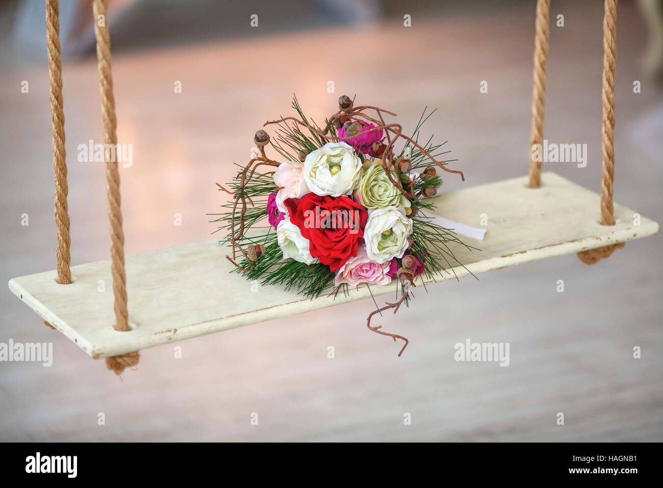 Brautstrauß von künstlichen Blumen auf Schaukel. Ehe-Konzept Stockfoto