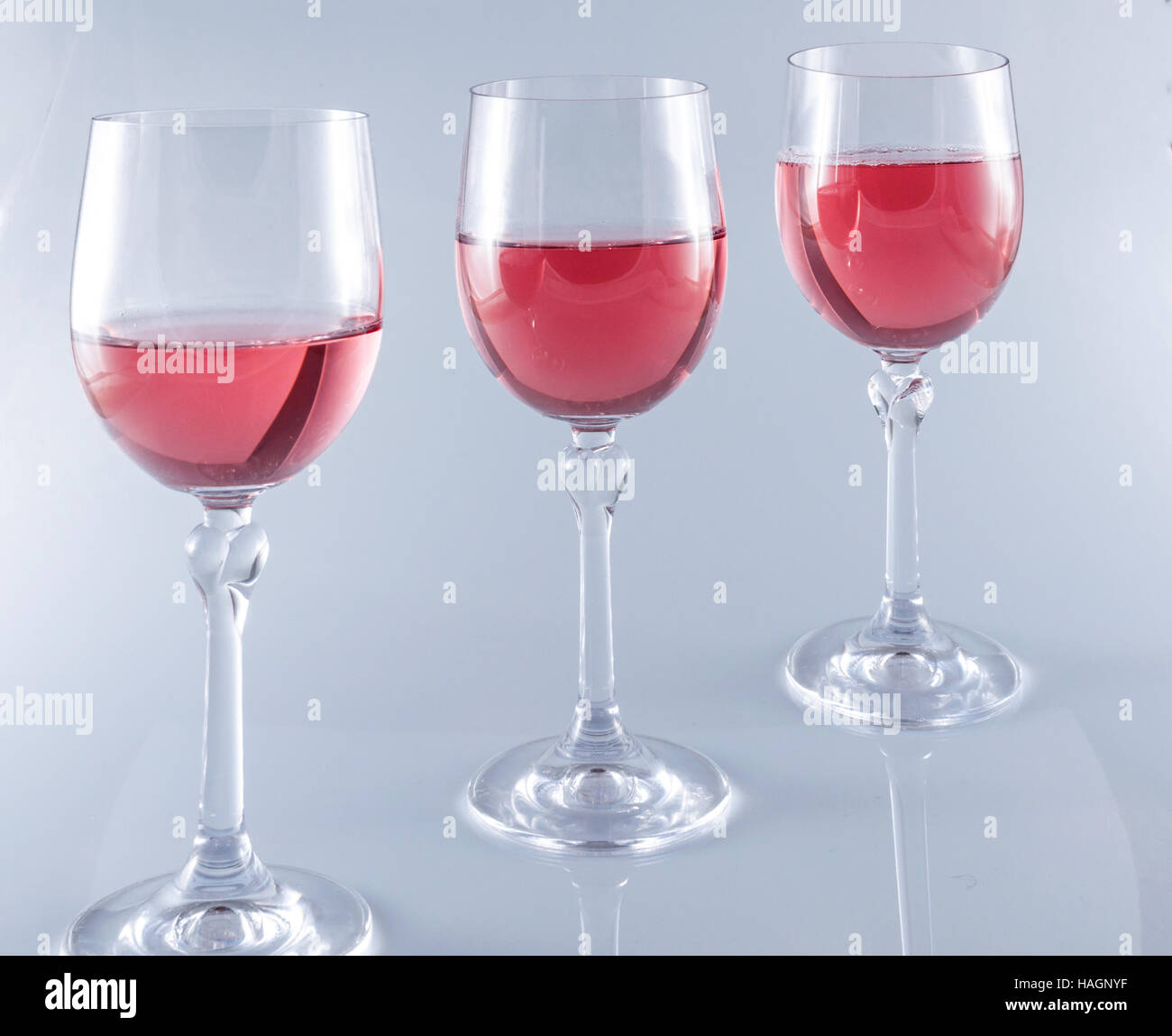 Isolierte rosa Wein in Stielgläser auf weißem Hintergrund Stockfoto