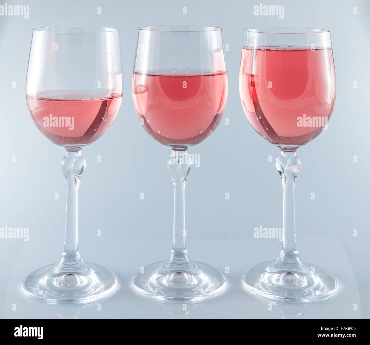 Isolierte rosa Wein in Stielgläser auf weißem Hintergrund Stockfoto