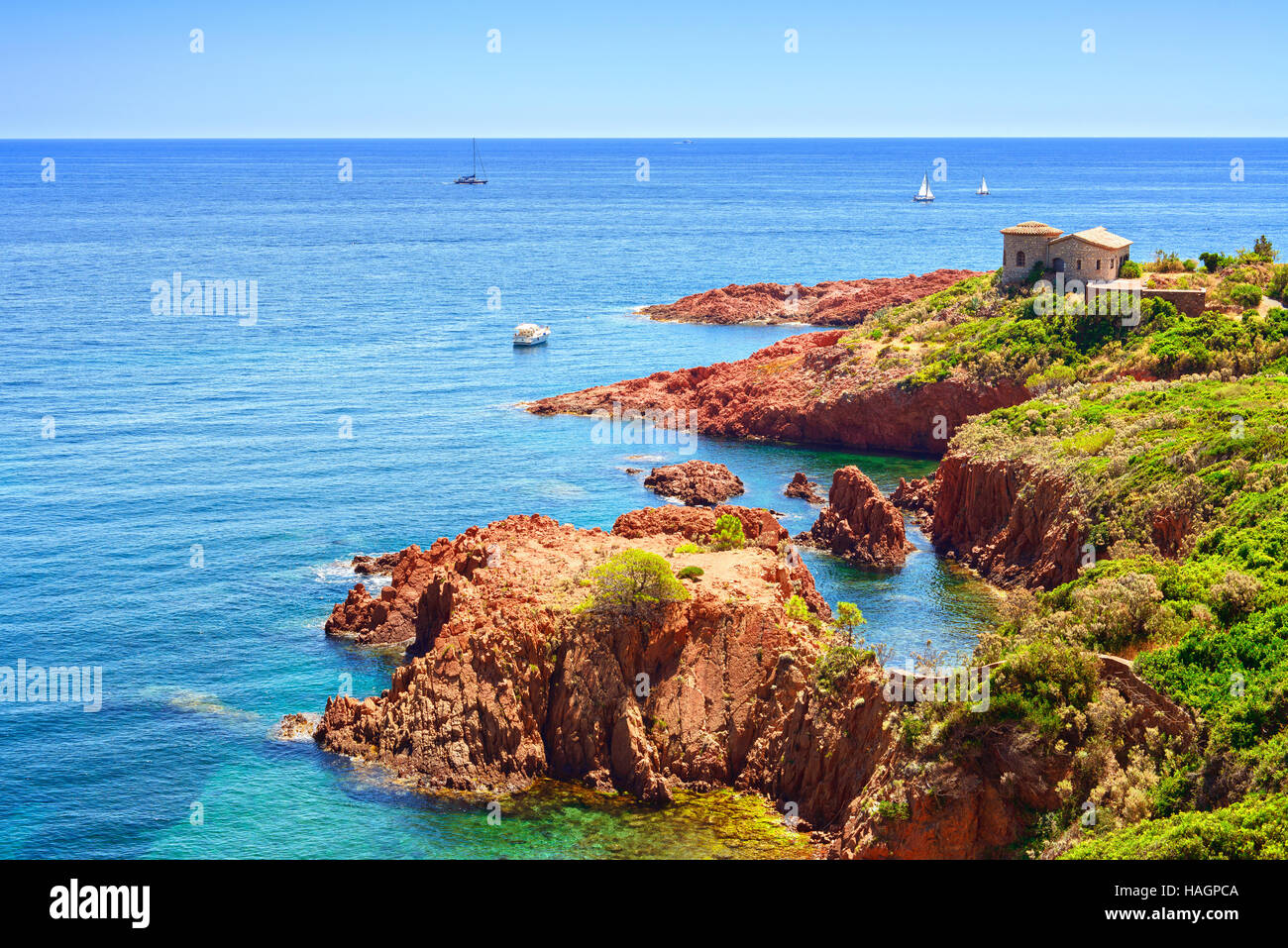 Esterel Mittelmeer roten Felsen, Küste, Strand und Meer. Französische Riviera Cote d'Azur in der Nähe von Cannes, Provence, Frankreich, Europa. Stockfoto