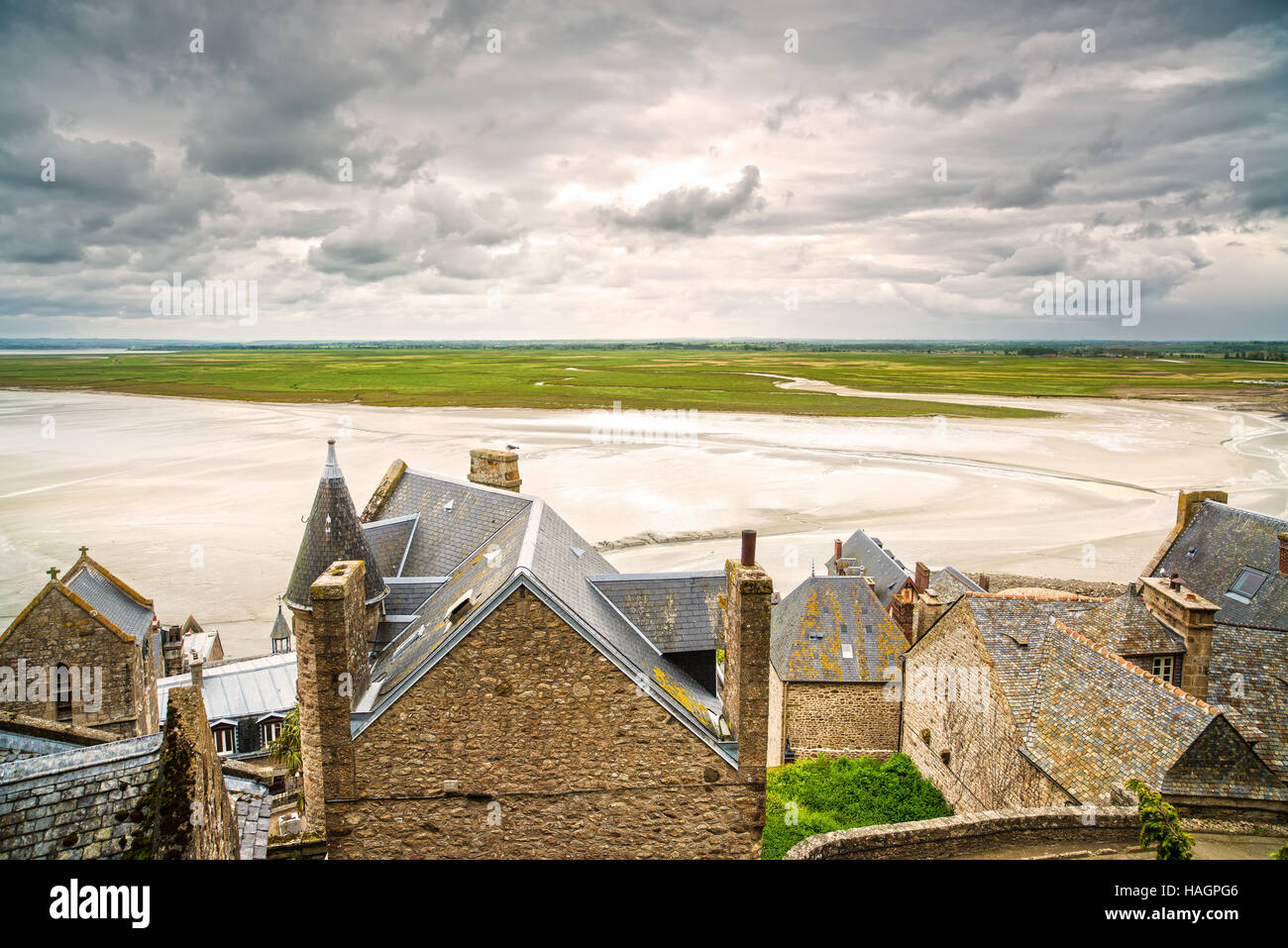 Mont Saint Michel Kloster Wahrzeichen und Bucht bei Ebbe und schlechtes Wetter. Normandie, Frankreich, Europa Stockfoto