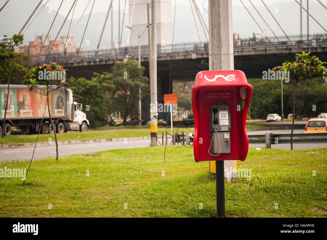 Lässigen Tag bei den meisten neu Brücke von Medellin Stadt in Kolumbien, eine alte Telefonzelle steht allein. Graue Tage. Stockfoto