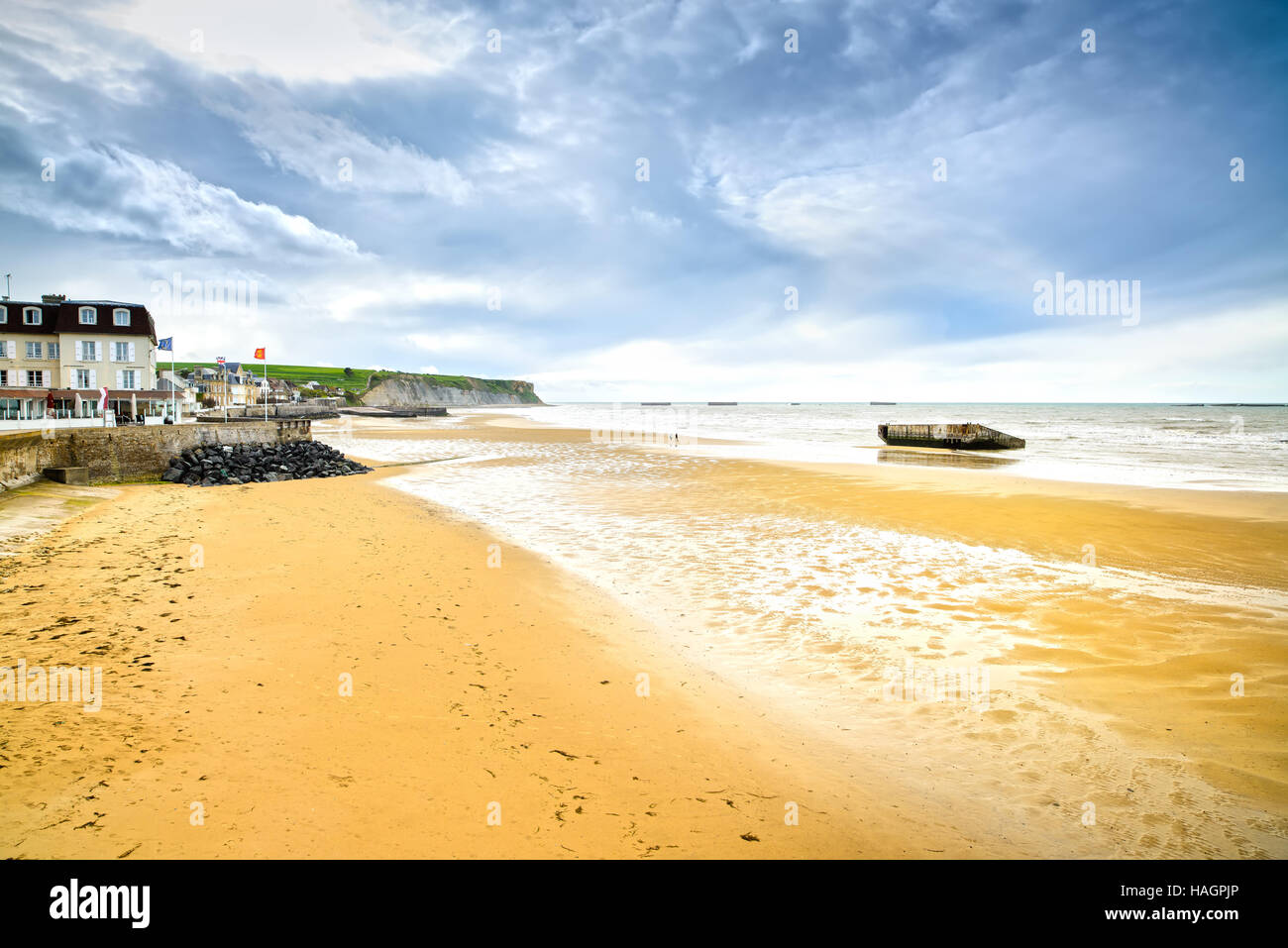 Arromanches-Les-Bains, direkt am Meer Strand und Reste des künstlichen Hafens, am d-Day im zweiten Weltkrieg verwendet. Normandie, Frankreich. Stockfoto