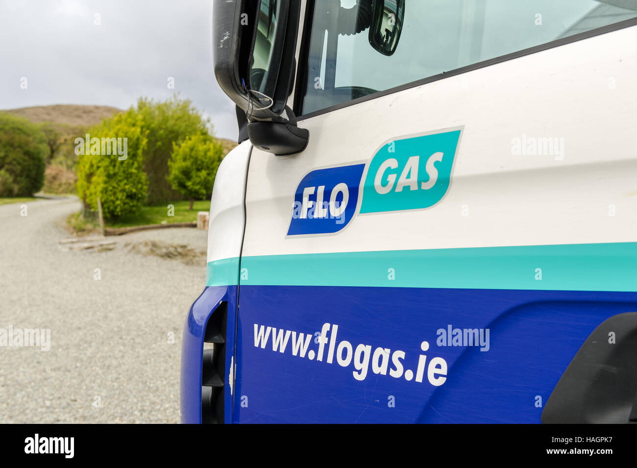 Flogas Ireland Tanker, der Gas zu einem Inlandsstandort in West Cork, Irland, liefert. Stockfoto