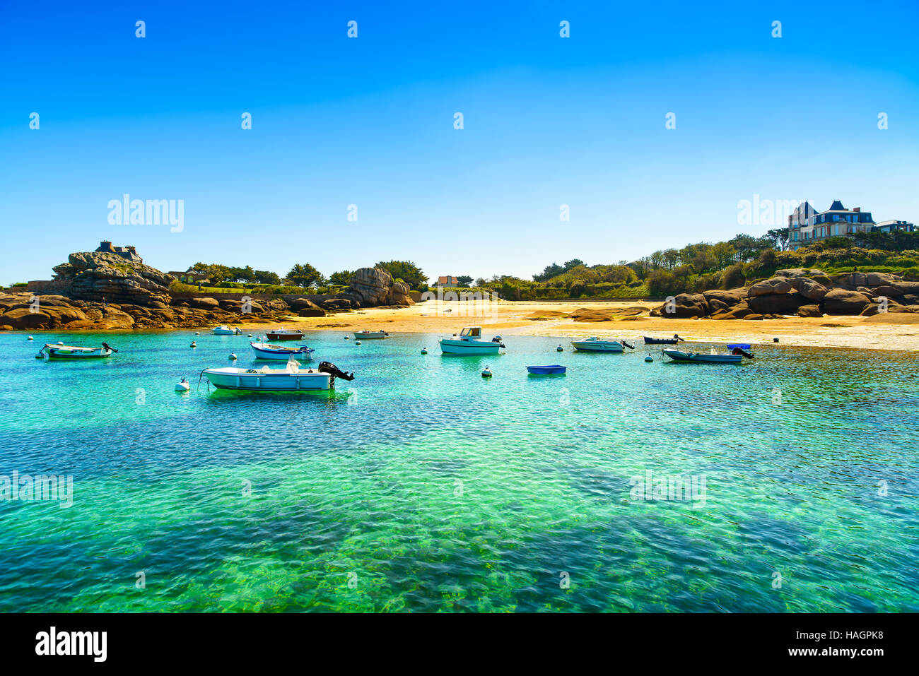 Munitionsdepot, Boot in kleine Badebucht in rosa Granit Küste und den Atlantischen Ozean. Rüstung-Küste, Bretagne, Frankreich. Europa. Stockfoto