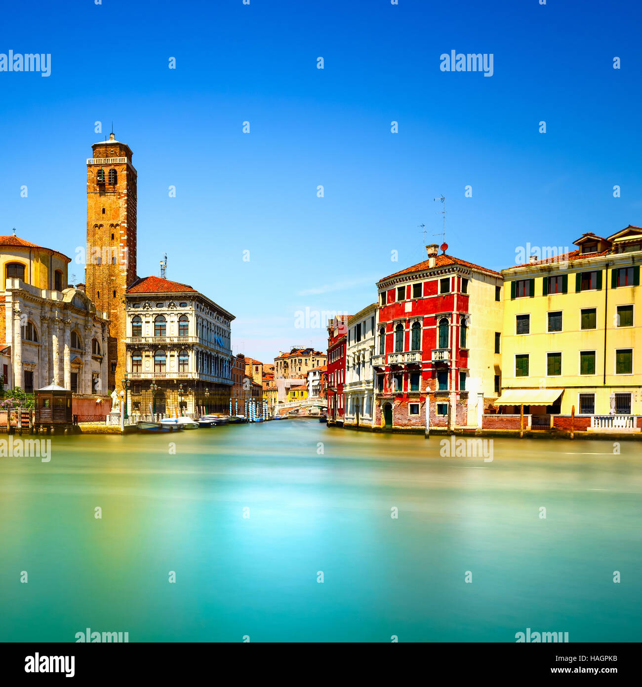 Canal Grande Venedig, San Geremia Kirche Campanile Wahrzeichen. Italien, Europa. Langzeitbelichtung Fotografie. Stockfoto
