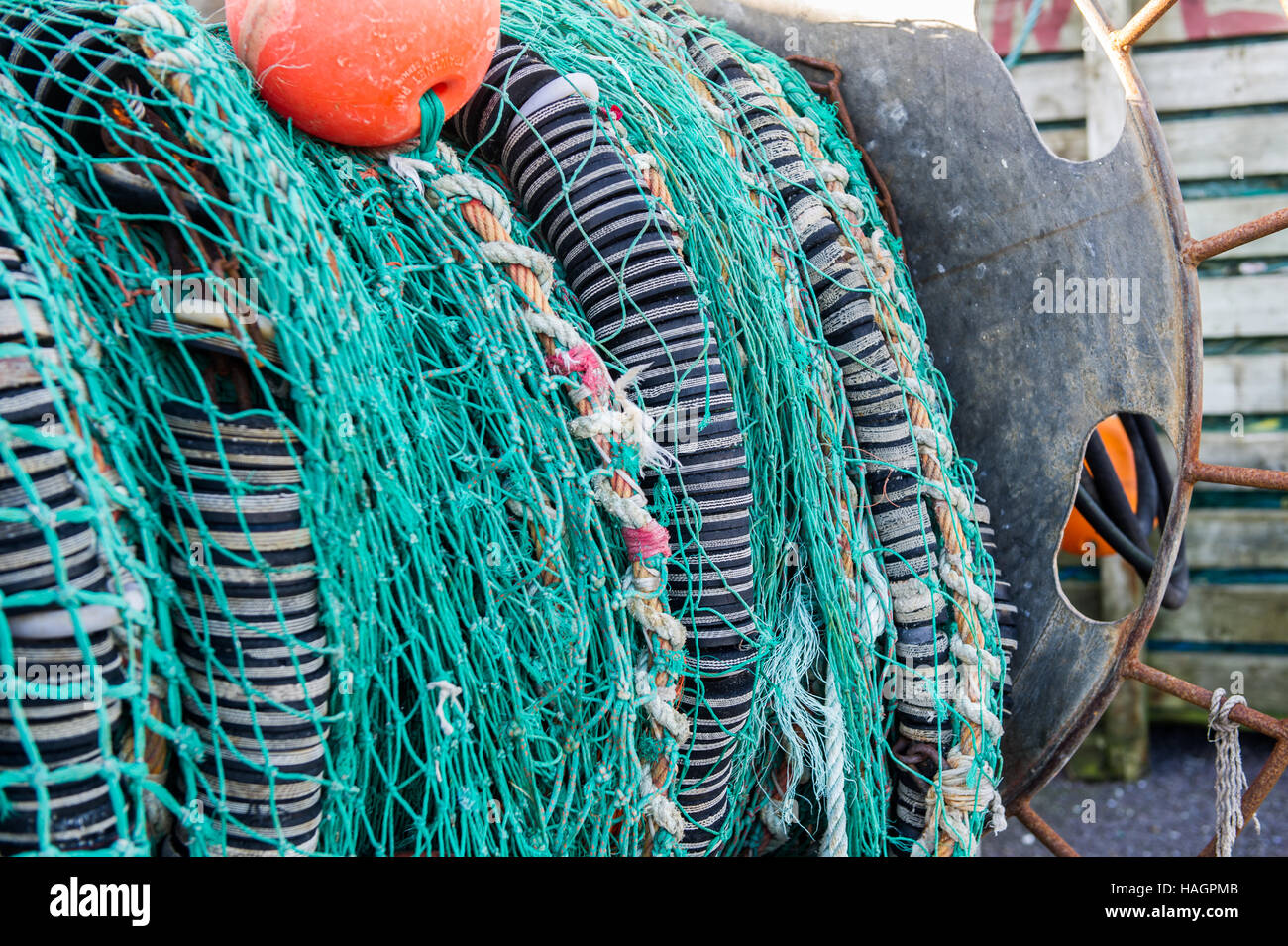 Kommerziellen Fischernetze auf eine Walze auf dem Kai/Dock. Stockfoto