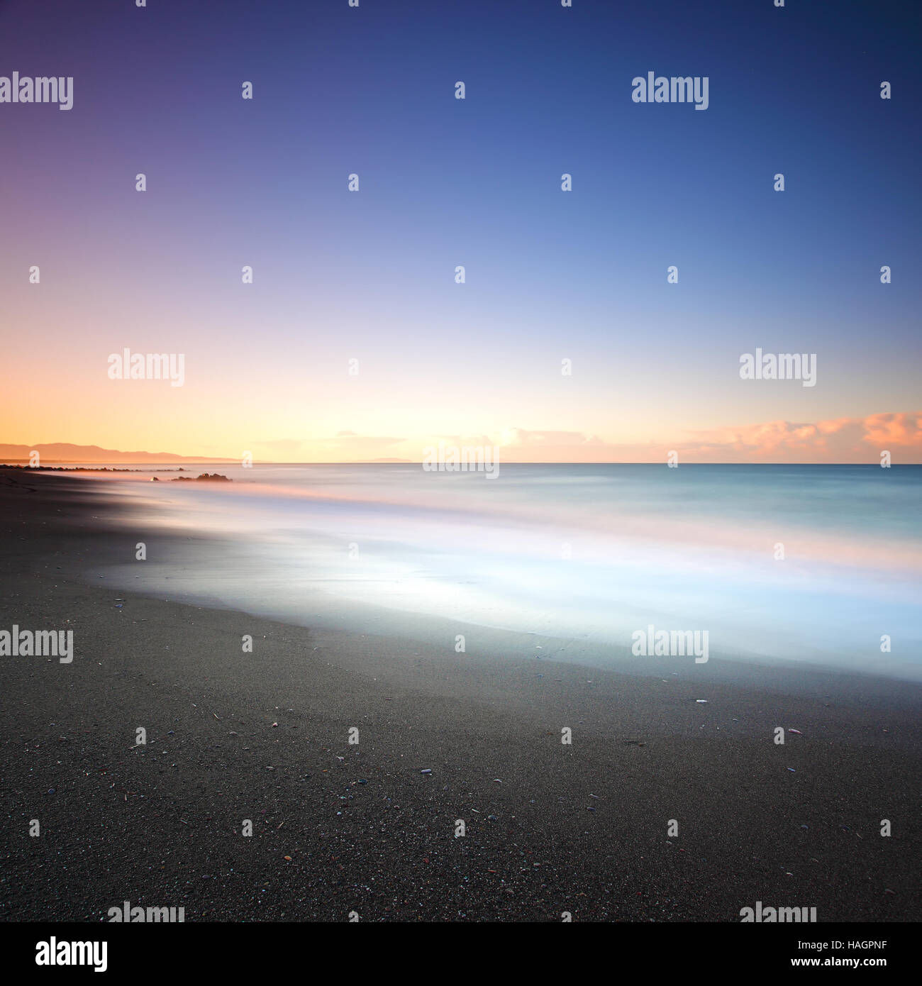 Dunklen Sandstrand und das Meer am Morgen. Toskana Italien. Langzeitbelichtung Fotografie. Stockfoto