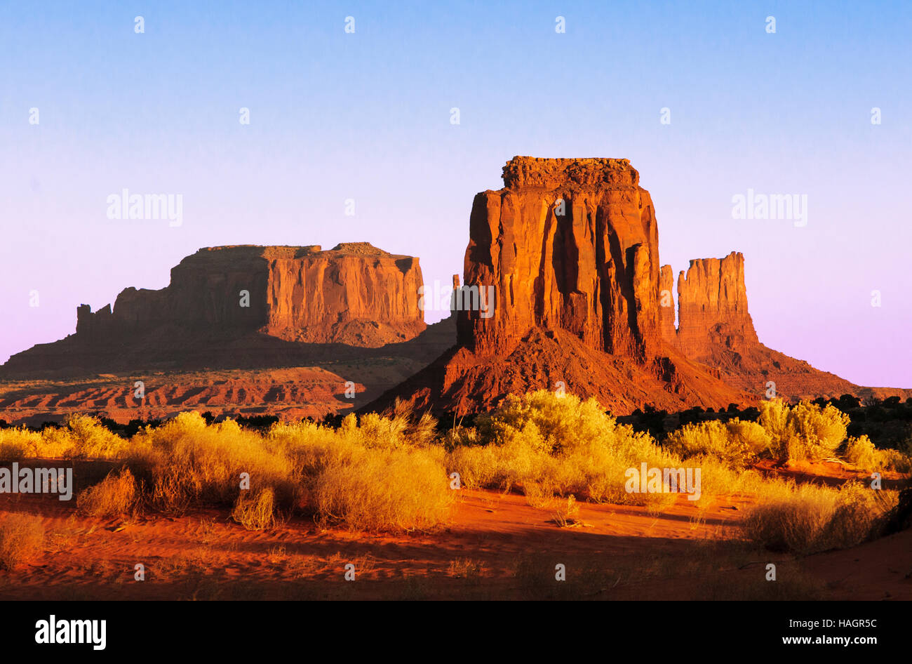 Monument Valley in Arizona in Ferne im Morgengrauen von "Meile 13" berühmten Film Standort in Forrest Gump und anderen Filmen verwendet. Stockfoto