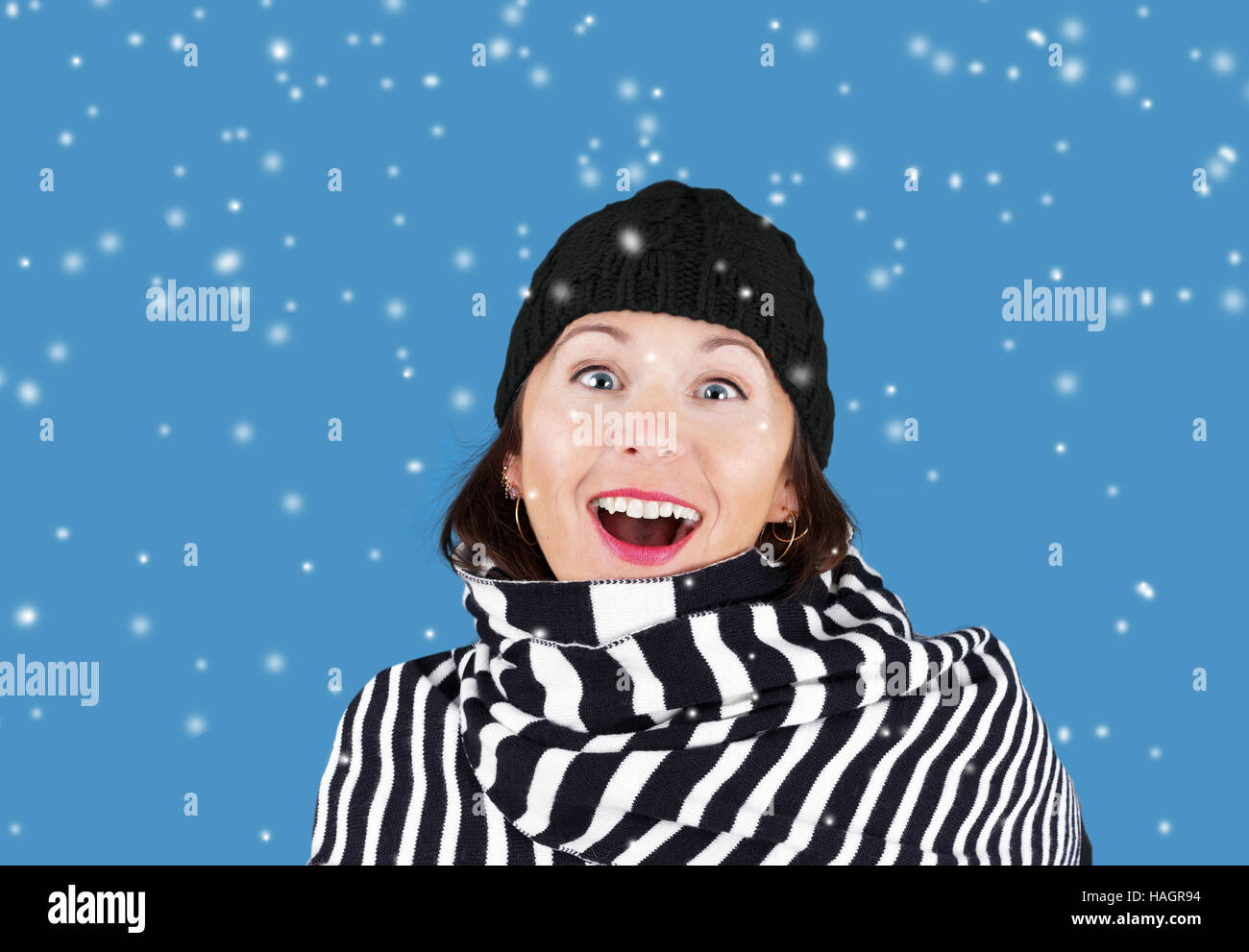Frau mit Schal und Winter Hut mit Schnee Stockfoto