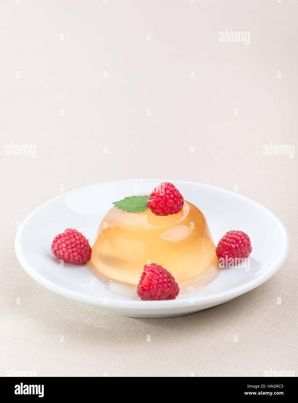Gelee Dessert mit Himbeeren dekoriert Stockfoto