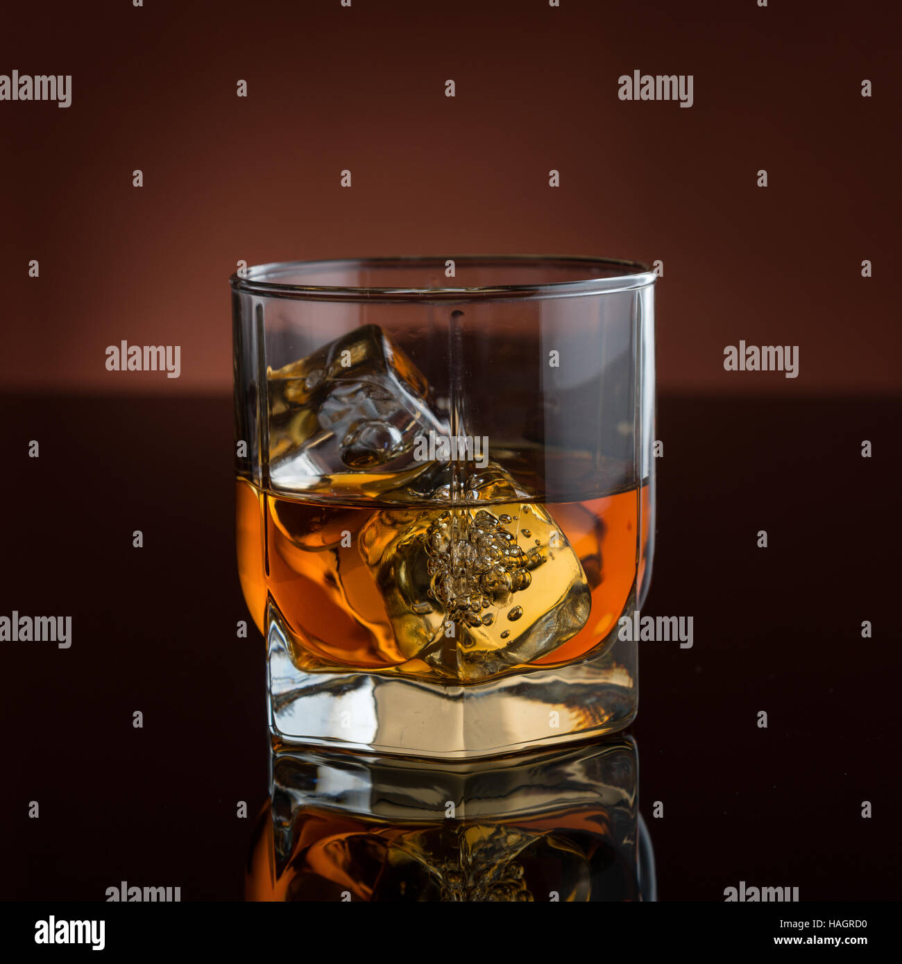 Whisky mit Eis Stockfoto