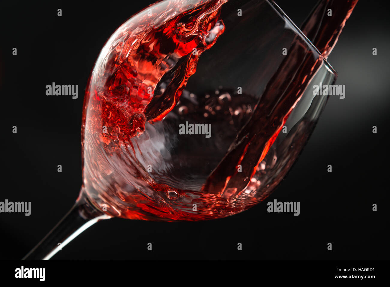 Rotwein, dunklen Hintergrund gießen Stockfoto