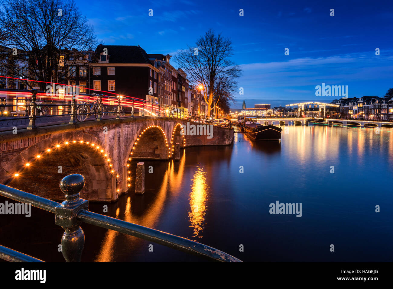 Amsterdamer Grachten und Brücken in der Abenddämmerung Stockfoto