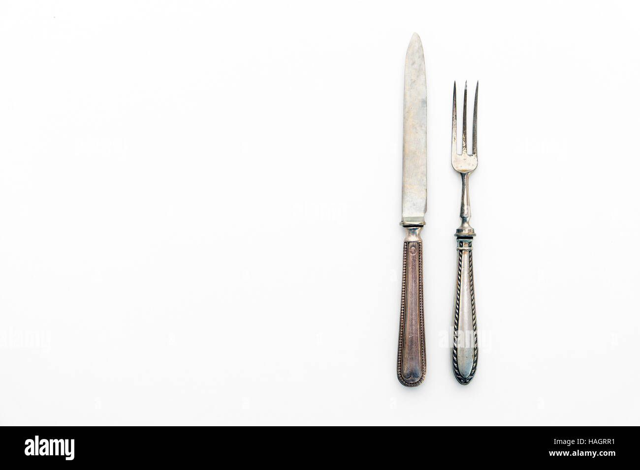 altes Messer und Gabel Silber set - schöne Vintage Besteck auf weißen Tisch Stockfoto