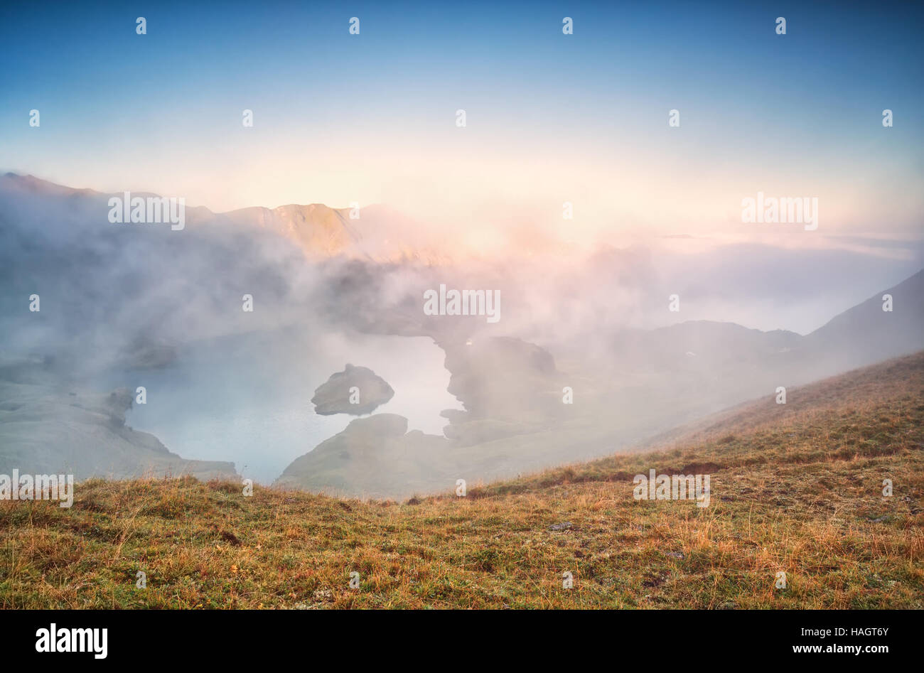 Nebel über Alpensee bei Sonnenaufgang, Bayerische Alpen, Deutschland Stockfoto
