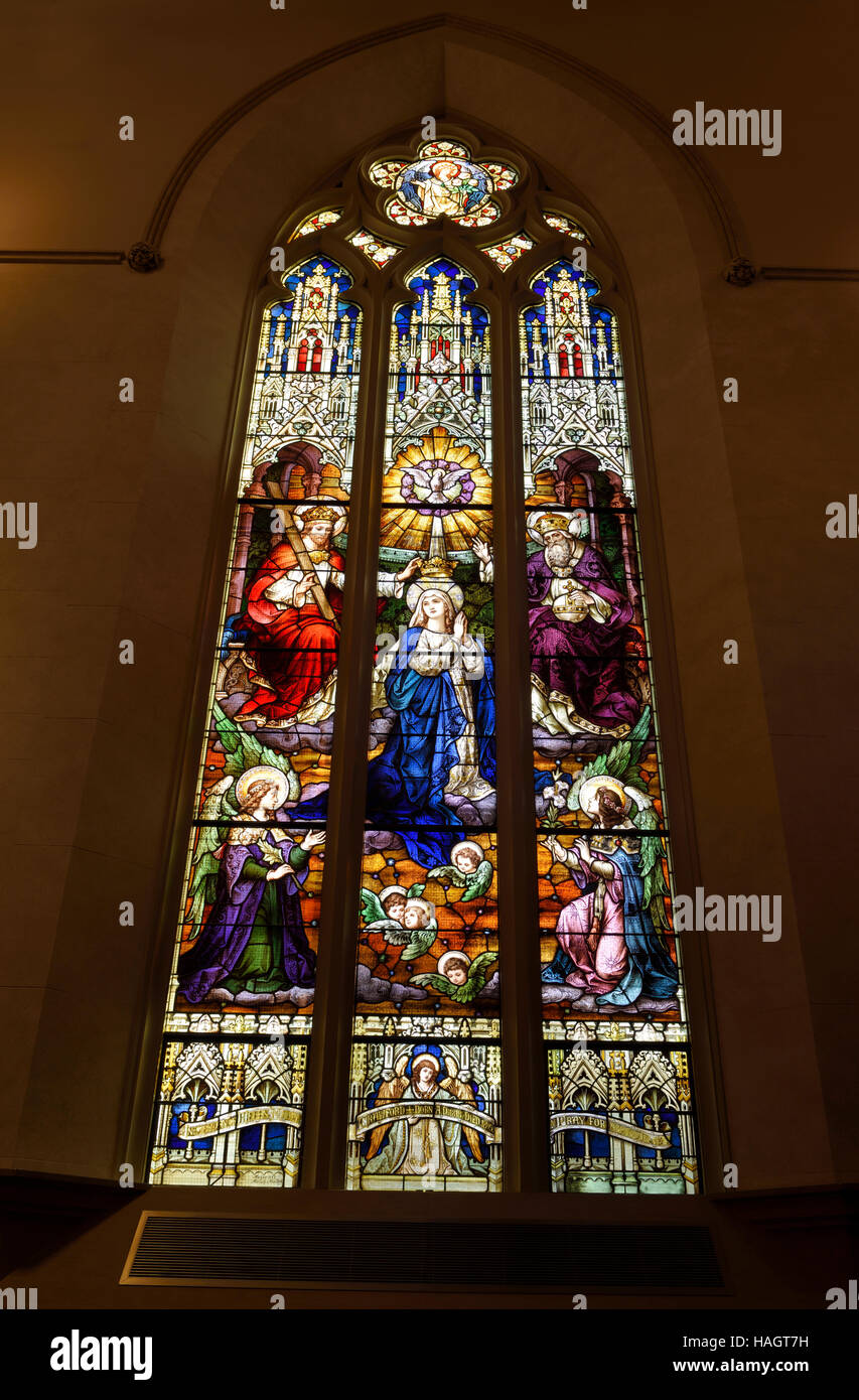 Renovierte Glasfenster von Mary gekrönte Königin des Himmels an St. Michael Kathedrale Basilica Toronto Stockfoto
