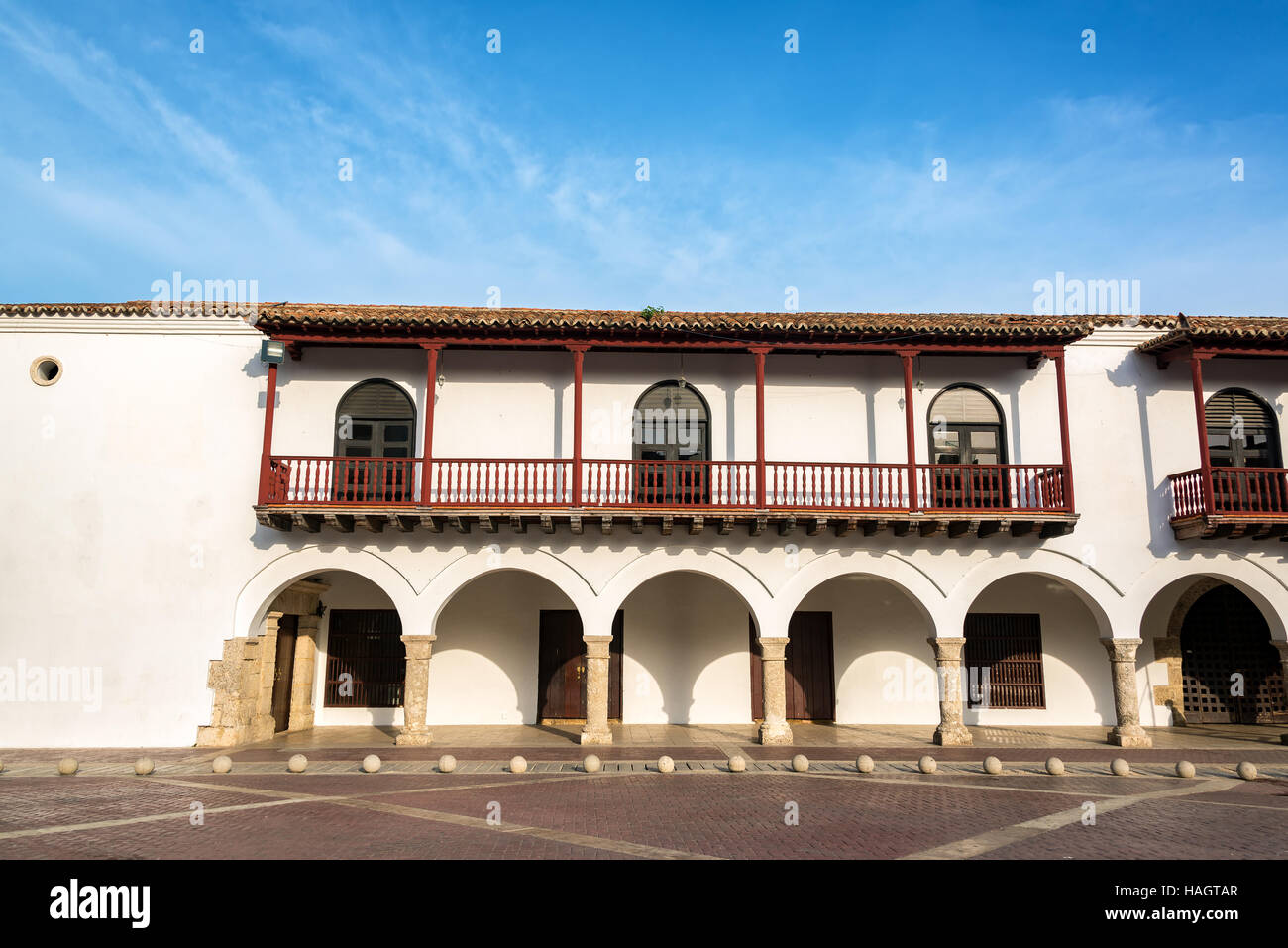Weißen Kolonialarchitektur und Bögen in der historischen Stadt Cartagena, Kolumbien Stockfoto