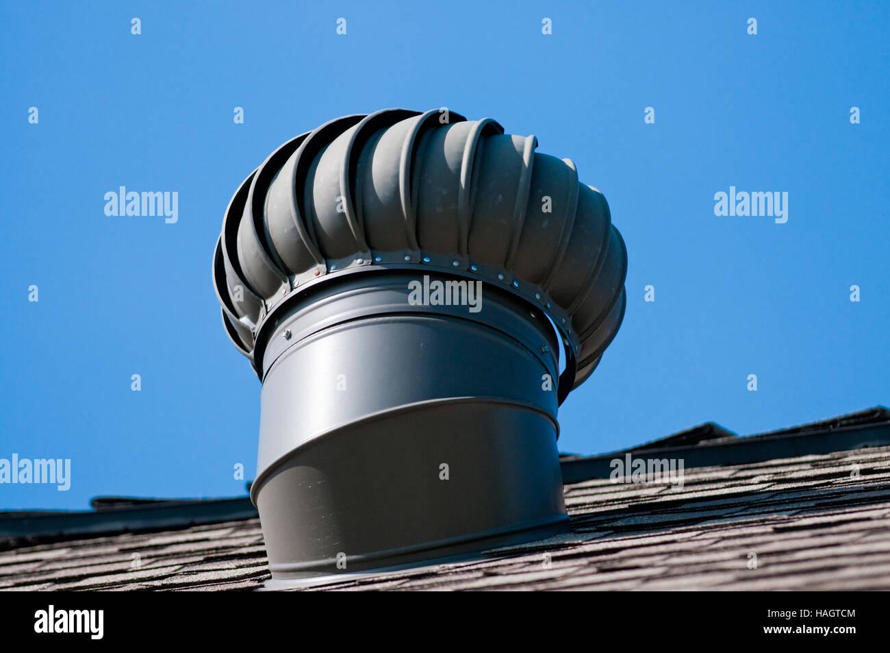 Dach oben whirly Vogel Belüftung auf Haus mit Hintergrund des blauen Himmels. Stockfoto