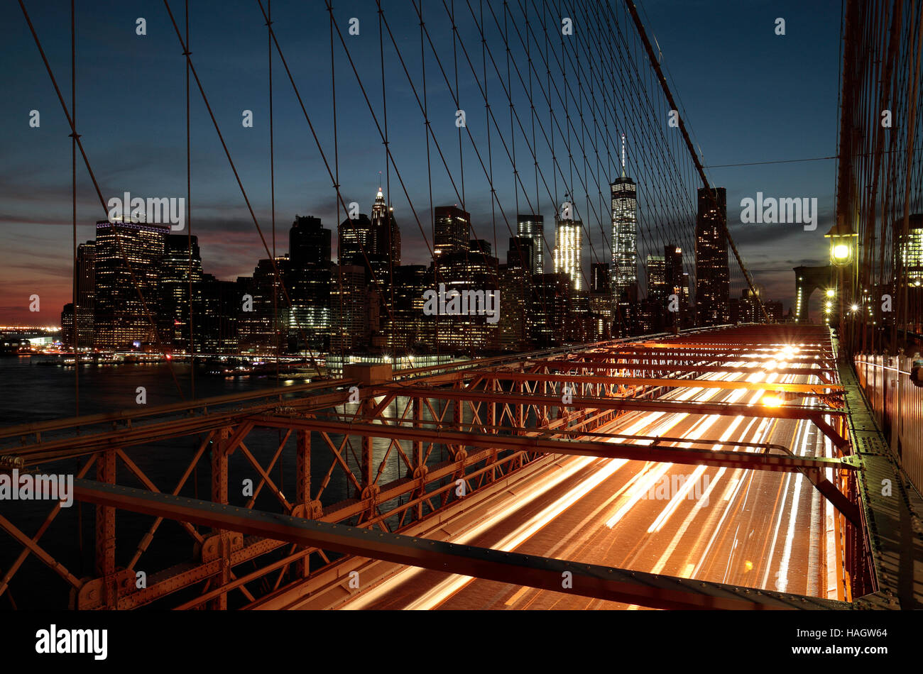 Downtown Manhattan bei Sonnenuntergang gesehen aus Brooklyn Bridge, New York, USA. Stockfoto