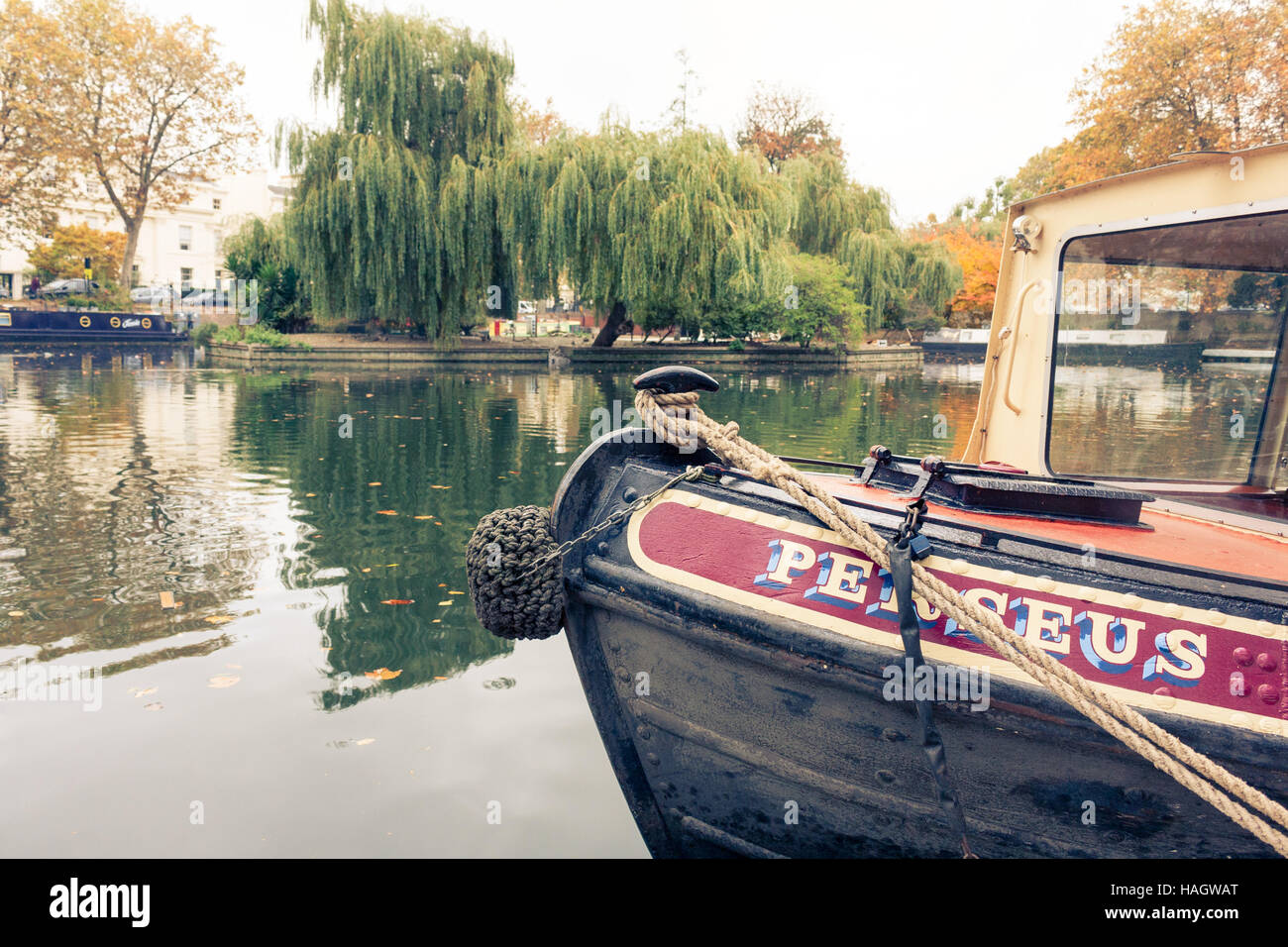 Blick auf die Vorderseite der Narrowboat "Perseus" vertäut am klein-Venedig, Paddingon, London, UK Stockfoto