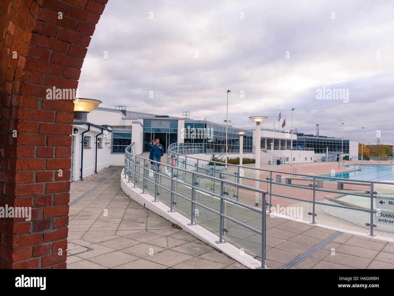 Blick auf Eingang nach Hillingdon Sport & Leisure Complex, Hillingdon, größere London, UK Stockfoto