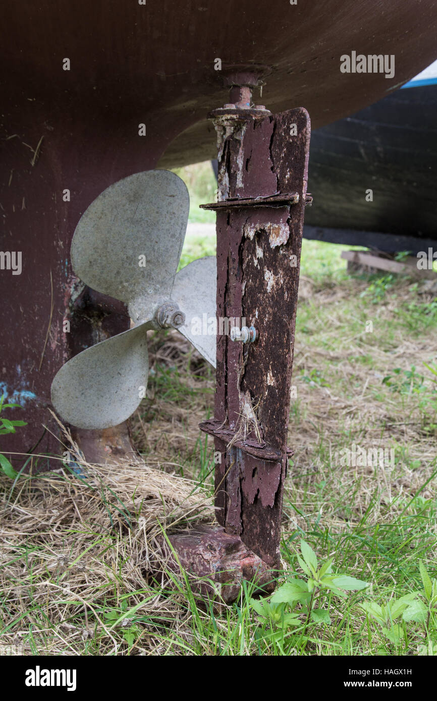 Rusty Rudder und Propeller auf einem Boot im Trockendock Stockfoto