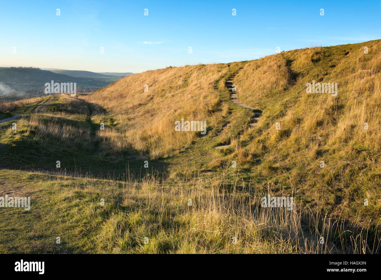 Der Erdwall und Graben am Westrand von Cissbury Ring, der zweitgrößte Eisenzeit Wallburg in England Stockfoto