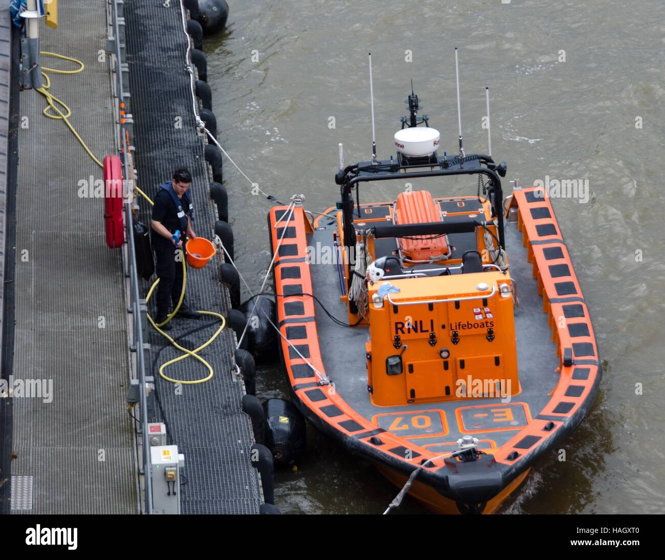 Ein RNLI Arbeiter bereitet sich auf sein Boot in London, England zu erhalten. Stockfoto