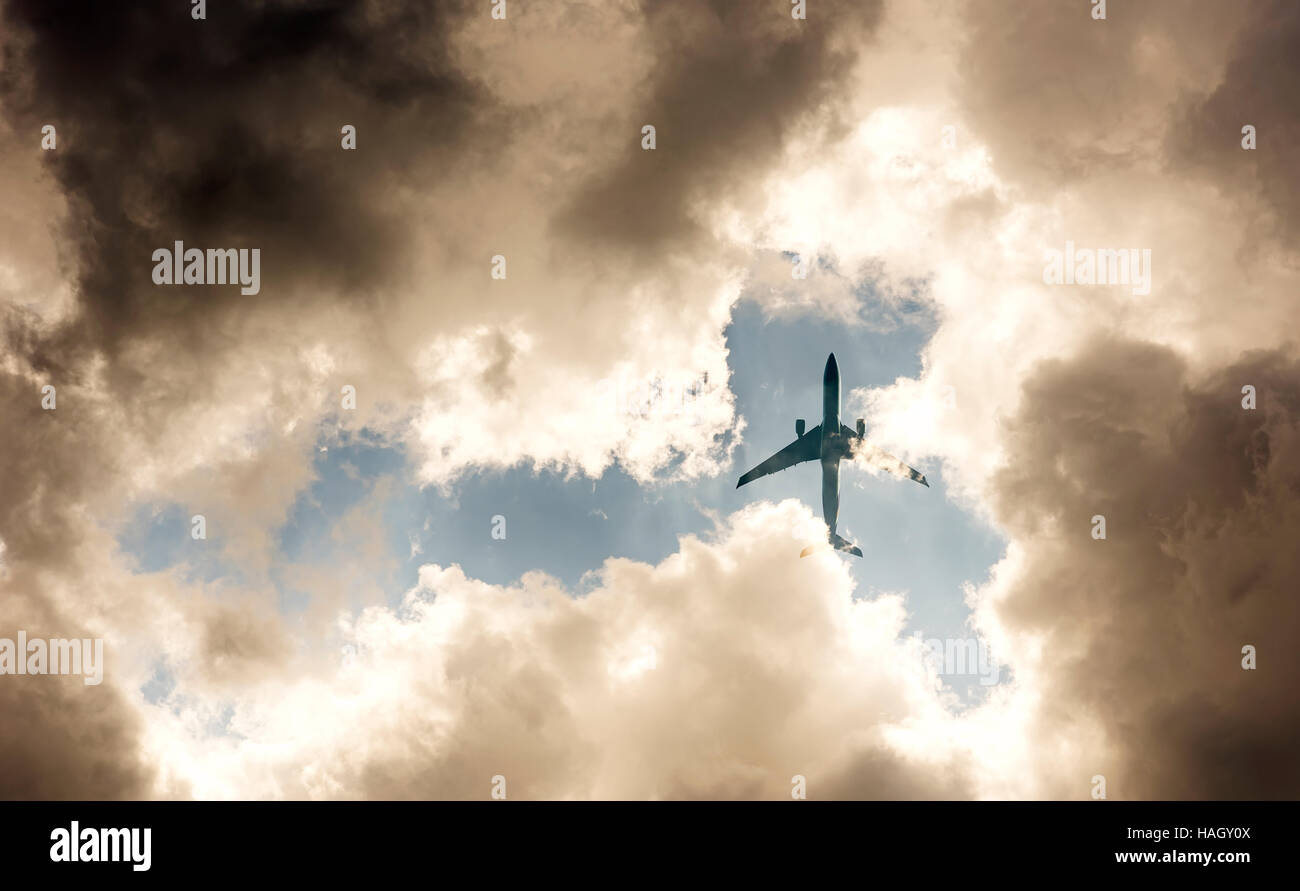 Das Flugzeug überfliegen Regenwolke Stockfoto