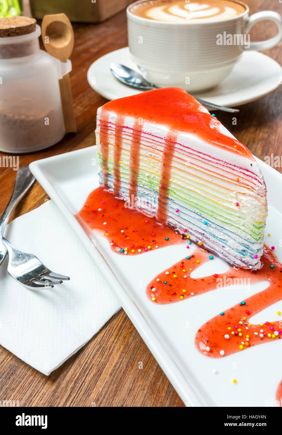 Krepp-Torte mit Erdbeer-Sirup auf dem Tisch Stockfoto