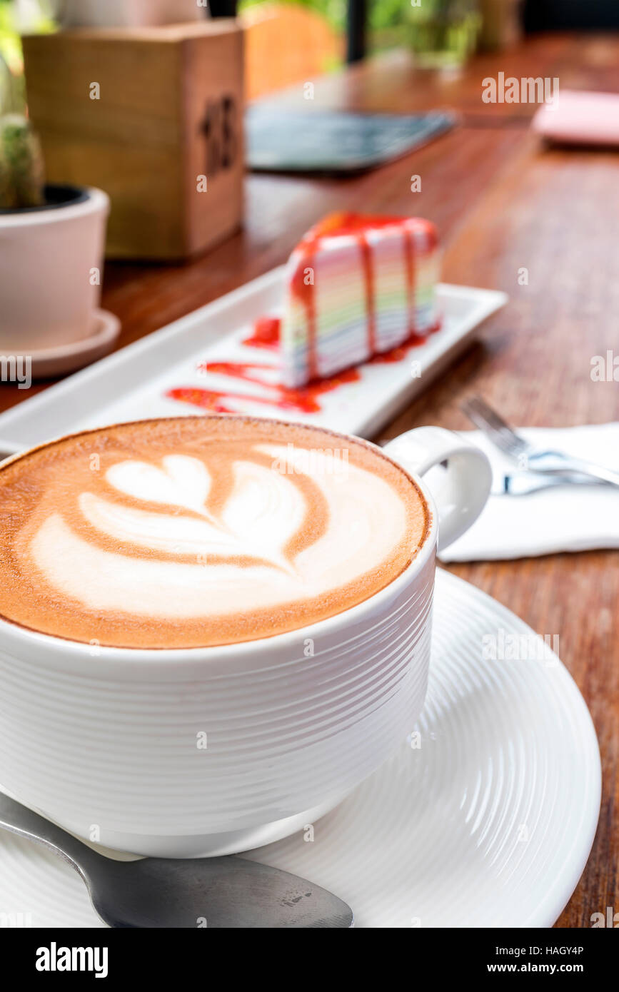 Tasse heißen Latte Art Kaffee auf Holztisch Stockfoto