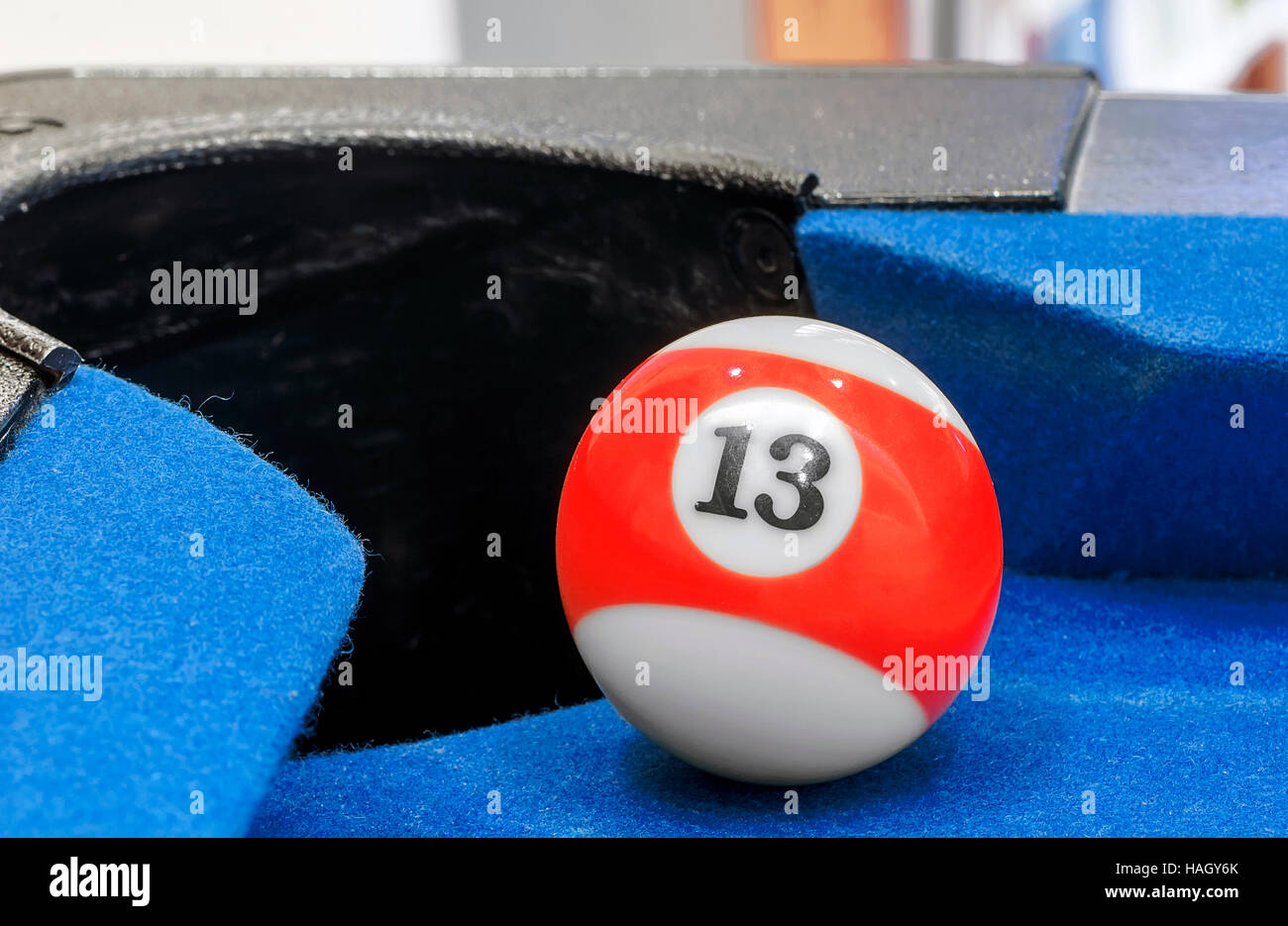 Pool-Ball Nummer 13 auf die Ecke der Tasche Stockfoto
