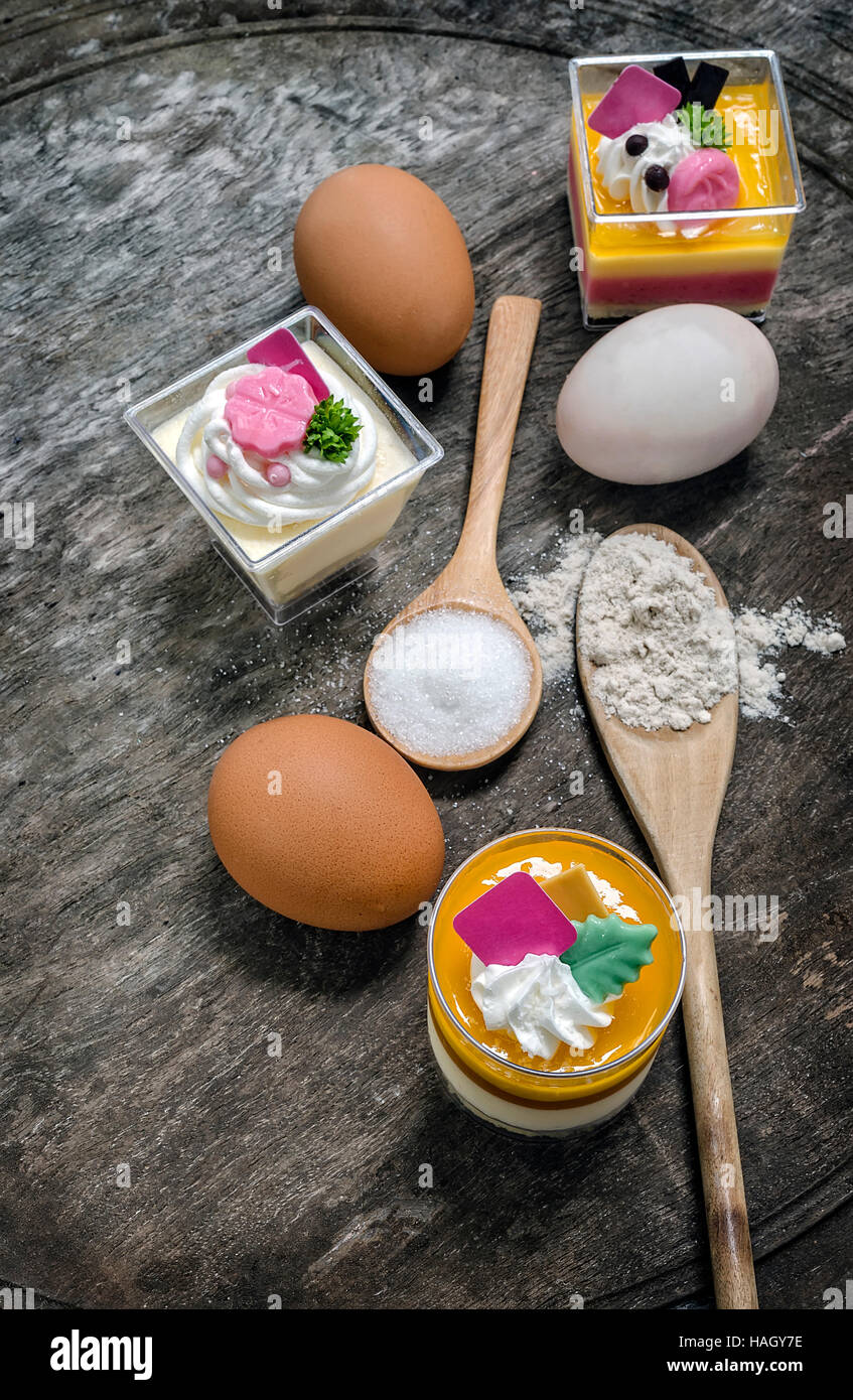 Tasse Mousse Torte mit Eiern auf hölzernen Hintergrund. Stockfoto